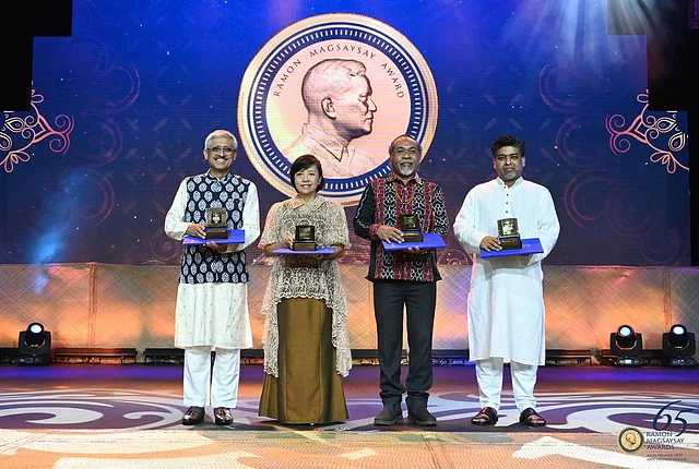 করভি রাকসান্দ পুরস্কার গ্রহণ করলেন